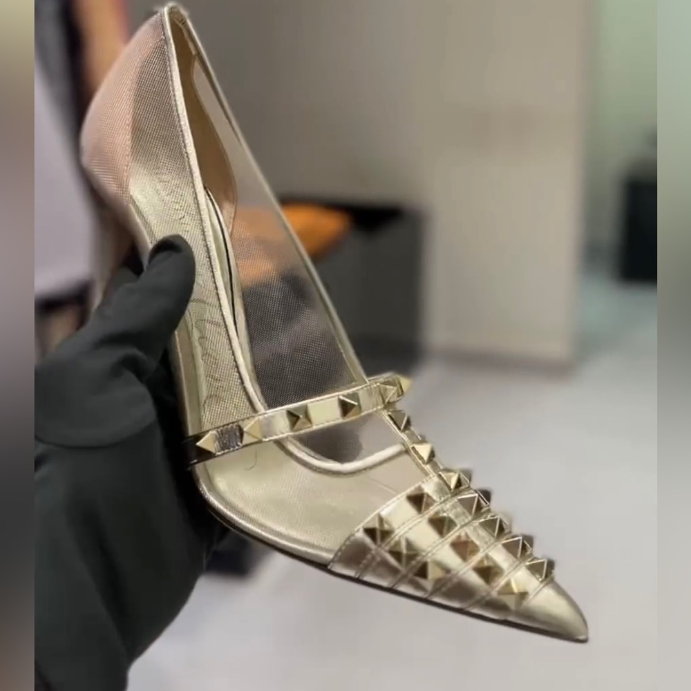 Valentino stud heels in gold size 38.5, new never worn